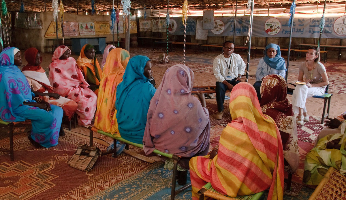 Rencontre entre les femmes déplacées et les affaires civiles de la MINUAD au Centre communautaire des femmes du camp d'Abu-Shouk, au nord du Darfour.