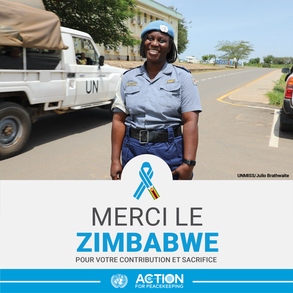 Une femme Casque bleu devant un camion des Nations Unies